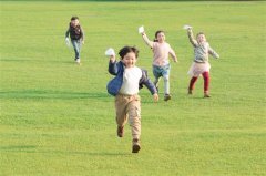 儿童心理咨询：孩子性格孤僻，跟同龄小朋友玩不到一起，怎么办？